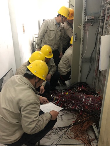 正月初四電儀班一行進(jìn)行機柜搬遷線(xiàn)路改造工�?改）.jpg