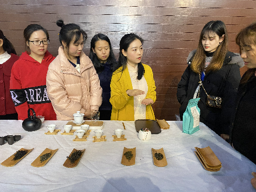 烽林連珂瑩：烽林分公司團員青年參加“青心茶�?品味國學(xué)”青年茶藝培�?.png