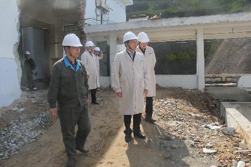胡幼華：圖為顏建議深入分公司技改施工現場(chǎng)進(jìn)行實(shí)地勘察~1.jpg