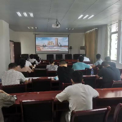 施英星：龍巖分公司機關(guān)一黨支部組織支部人員集體觀(guān)看烈士紀念日向人民英雄敬獻花籃儀式網(wǎng)絡(luò )現場(chǎng)直播~1.jpg