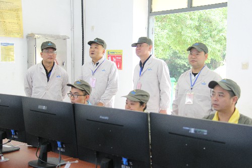 福安分公司胡廷淦：圖�?0�?9日工信廳領(lǐng)導在生產(chǎn)線(xiàn)現場(chǎng)察看~1.jpg