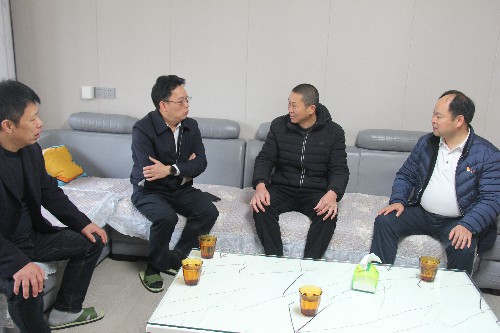 福安分公司胡廷淦：圖�?2�?2日海峽科化公司黨委副書(shū)記、總經(jīng)理顏建議走訪(fǎng)慰問(wèn)福安分公司“一對一結對幫扶”困難職工~1.jpg