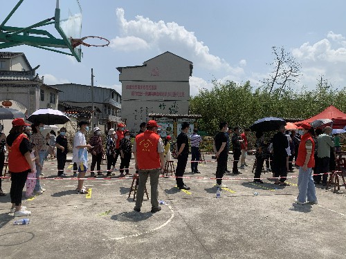 福安分公司劉娟莉：圖�?�?3日福安分公司機關(guān)黨支部黨員志愿者協(xié)助核酸檢測采樣工�?(3)~1.jpg