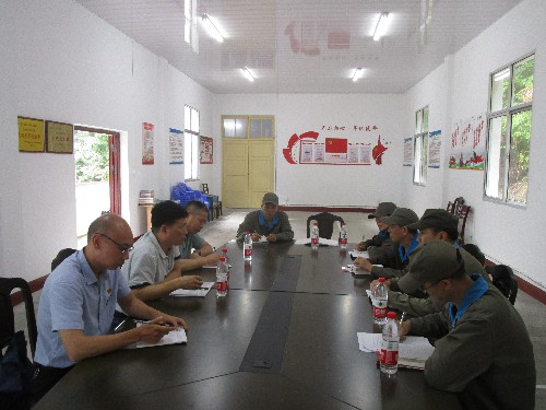 海峽科化永安分公司歐天賜：海峽科化公司黨委委員、紀委書(shū)記何浦寨一行到掛鉤聯(lián)系的海峽科化永安分公司二車(chē)間黨支部調研照片~1.jpg