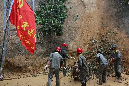 （采用）海峽科化永安分公司劉宏凱：風(fēng)展紅旗屹中流 災后自救顯擔當——海峽科化永安分公司把主題黨日活動(dòng)開(kāi)展到災后自救第一線(xiàn)照�?~1.jpg