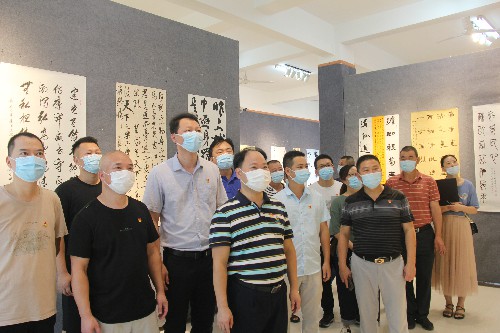 (建議采用)福安胡廷淦：圖為同志們參觀(guān)書(shū)法作�?(2)~1.jpg
