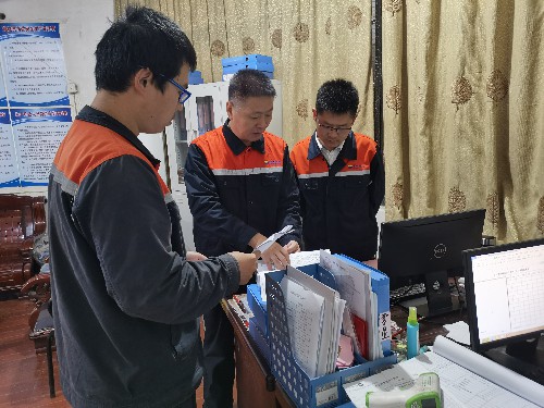 富興建設公司+王凱�?來(lái)慶忠到項目部開(kāi)展工程車(chē)輛使用情況專(zhuān)項督查~1.jpg