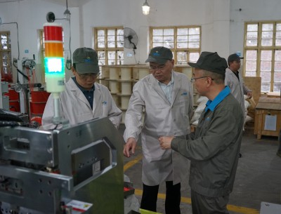 格式工廠(chǎng)烽林林美玲：省機電控股公司黨委委員、副總經(jīng)理陳伯煒一行到海峽科化烽林分公司開(kāi)展“科技創(chuàng  )新及科技人才”課題調�?.jpg