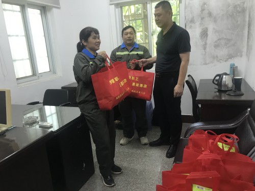 格式工廠(chǎng)民化建設 林江�?海峽科化公司黨委委員、副總經(jīng)理祁忠清到民化建設公司開(kāi)展夏送清涼活�?.jpg