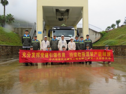 格式工廠(chǎng)民化建設 盧紹�?海峽科化股份有限公司黨委副書(shū)記、常務(wù)副總經(jīng)理、工會(huì )主席鄭慶樟到掛鉤聯(lián)系黨支部參加主題黨日活動(dòng)1.jpg